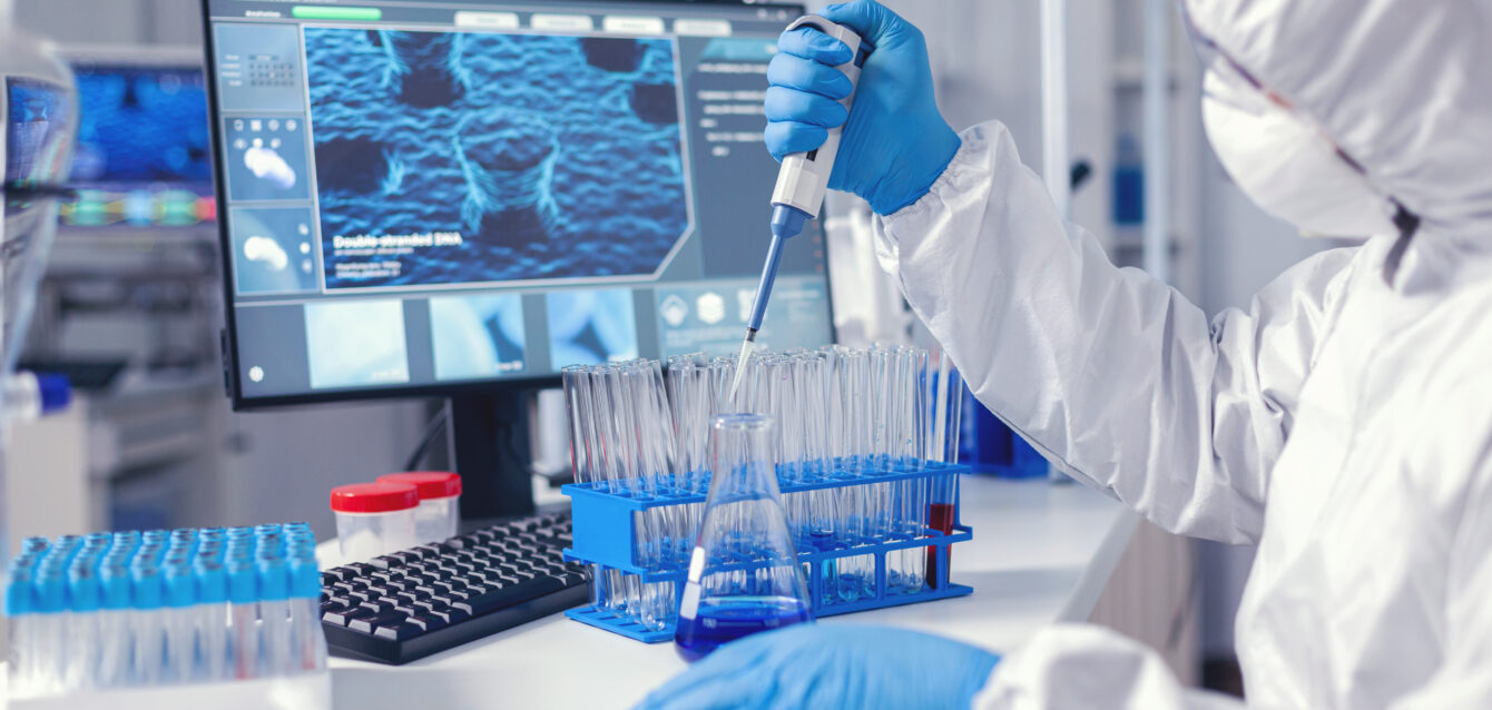 Virolog coducting experiment in the course of coronavirus pandemic